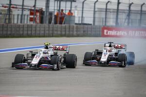 Los autos Haas, estadounidenses, llevan sus colores en forma de bandera de Rusia, pero en los ensayos de Fórmula 1 de este viernes en Montmeló se presentarán casi completamente blancos.
