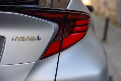 Los autos híbridos aprovechan tanto el motor de combustión interna y como el motor eléctrico para obtener energía