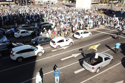 Los autos llegan al banderazo del 19S en el Obelisco