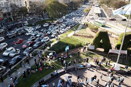 Los autos llegan al banderazo del 19S en el Obelisco