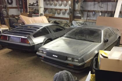 Los autos, que fueron abandonados allí en 1981, antes de que la película, de 1985, los volviera famosos, ahora se venden en combo a unos US$50.000