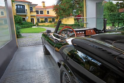 Los autos sport son una de sus pasiones. Acá, un Jaguar E Type.