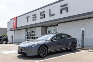 Los autos Tesla, como muchos otros autos modernos, tienen una conexión a internet y permiten el acceso a distancia para gestionar algunos parámetros del auto