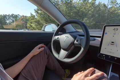 Los autos Tesla ofrecen un sistema de conducción autónoma, que fue lo que activó Keating Sherry para ayudar a su esposa Yiran a dar a luz a su hija Maeve en el asiento delantero del auto, camino al hospital