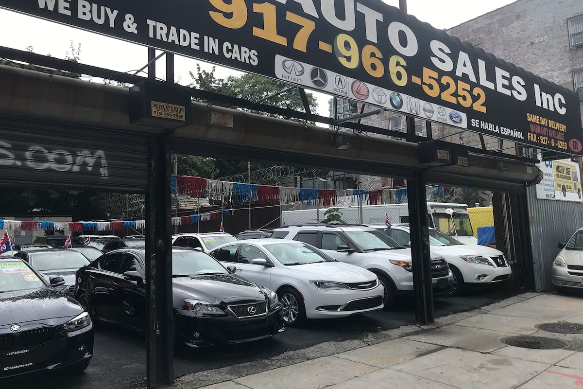 Los autos usados ??se muestran en A Class Auto Sales, un concesionario de autos usados ??en el centro de Brooklyn, Nueva York, 29 de septiembre de 2020