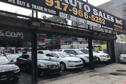 Los autos usados ??se muestran en A Class Auto Sales, un concesionario de autos usados ??en el centro de Brooklyn, Nueva York, 29 de septiembre de 2020