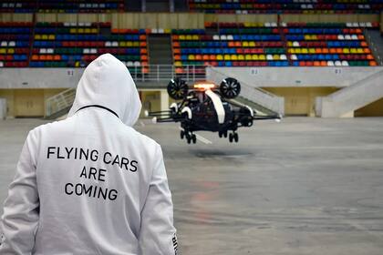 "Los autos voladores están llegando". Esa es la frase que se puede leer en el buzo de una de las personas que probó el primer vuelo de este taxi volador