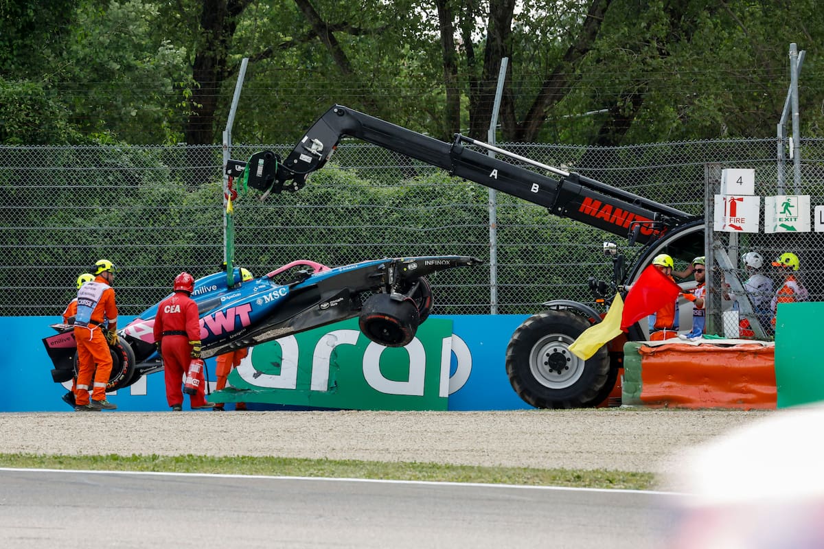 Los auxiliares del autódromo Enzo y Dino Ferrari retiran el Alpine de Franco Colapinto tras el accidente en la primera tanda de la prueba de clasificación del Gran Premio de Emilia-Romagna, el quinto choque achacable al argentino en Fórmula 1.