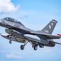 Ya vuelan rumbo a la Argentina otros seis aviones F-16, que se sumarán a la Fuerza Aérea
