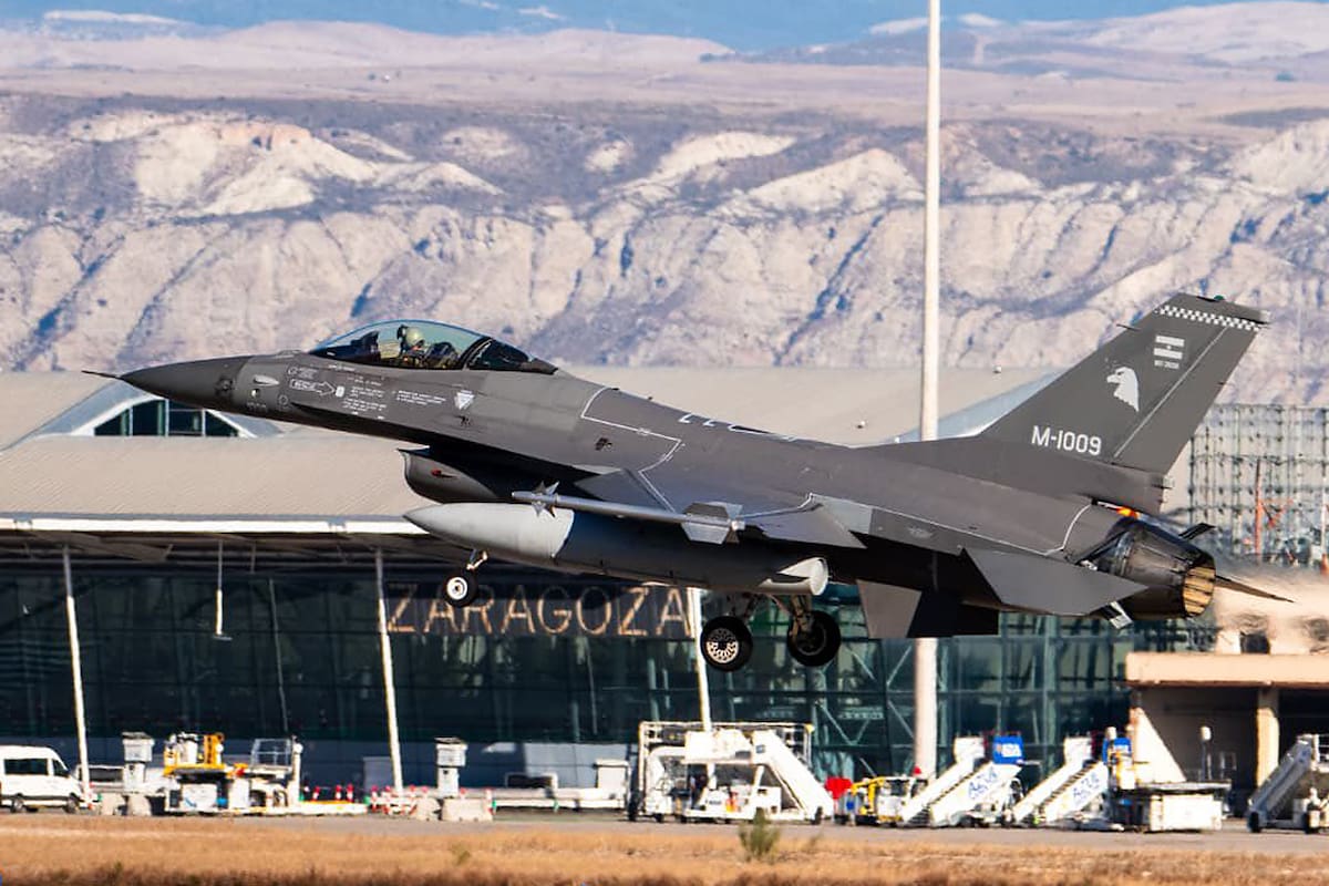 Los aviones F-16 argentinos despegaron desde la Base Aérea Skrydstrup, en Dinamarca, y aterrizaron en Zaragoza, España, para su primera escala y reabastecimiento