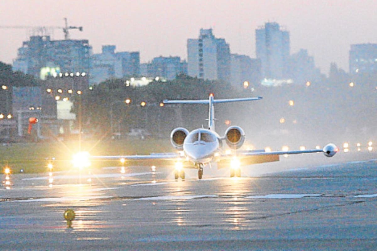 Los aviones privados fueron los primeros en aterrizar anoche en la remodelada pista del aeroparque metropolitano