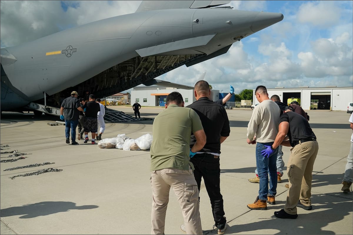 Los aviones utilizados por el ICE para transportar a los migrantes deportados tienen capacidad para transportar entre 125 y 180 pasajeros