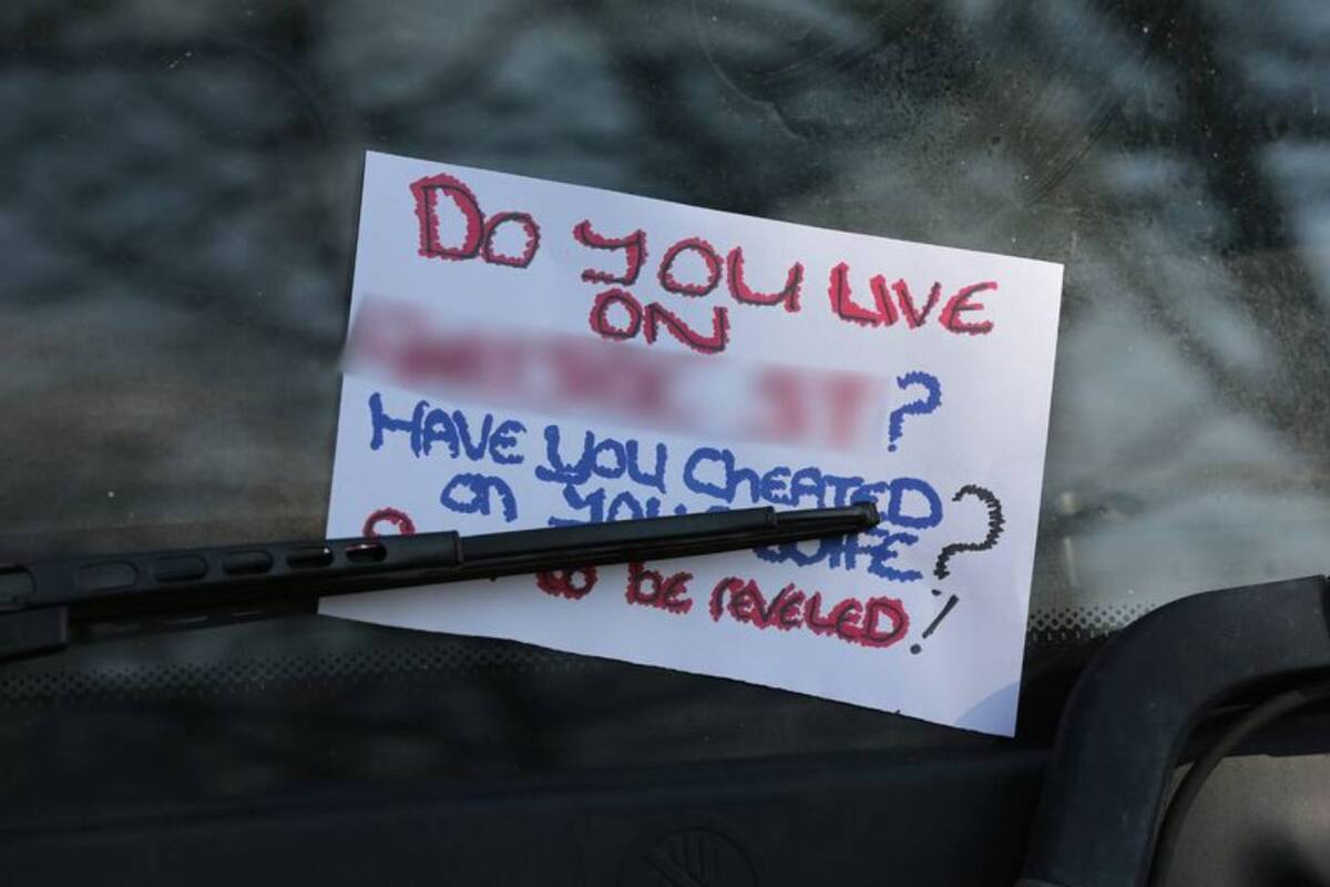 Los avisos escritos a mano en papel de tamaño A4 daban cuenta de la existencia de un "tramposo" en una zona de una ciudad ubicada en el Gran Mánchester