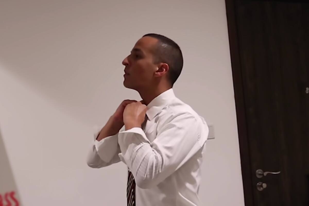 Los azafatos portan uniformes que parecen no ser muy cómodos, pero están diseñados con un objetivo