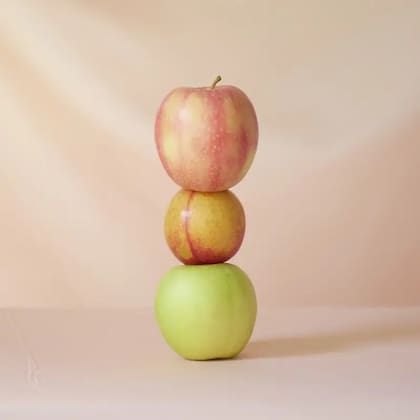 Los azúcares de frutas enteras, como las manzanas, están encapsulados dentro de las células, por lo que el organismo debe esforzarse más para extraerlos