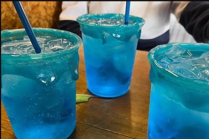 Los "azulitos", el mix de bebidas energéticas y vodka que las autoridades de salud de México pusieron bajo la lupa