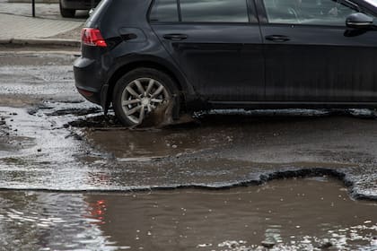Los baches pueden estar ocultos en los charcos de agua
