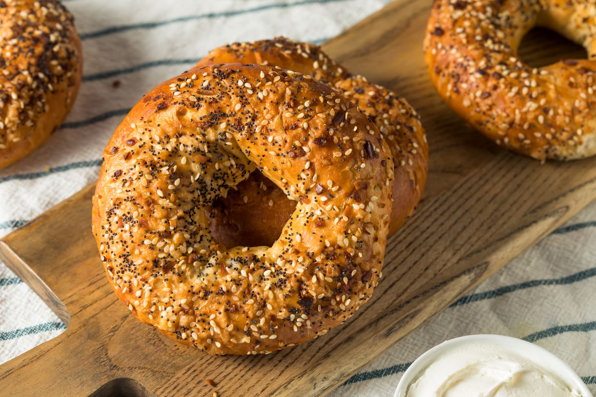 Los bagels llegaron a Nueva York y se convirtieron en un símbolo en las mesas de desayuno del país (Archivo)