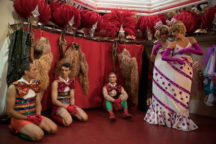 Los bailarines Claudiu, Harry, Reece, Samantha y Claudine se ven en el backstage.