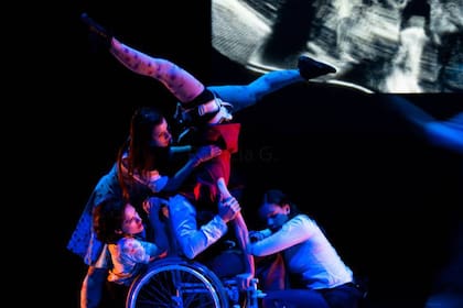 Los bailarines de Danza sin fronteras durante una de sus obras.
