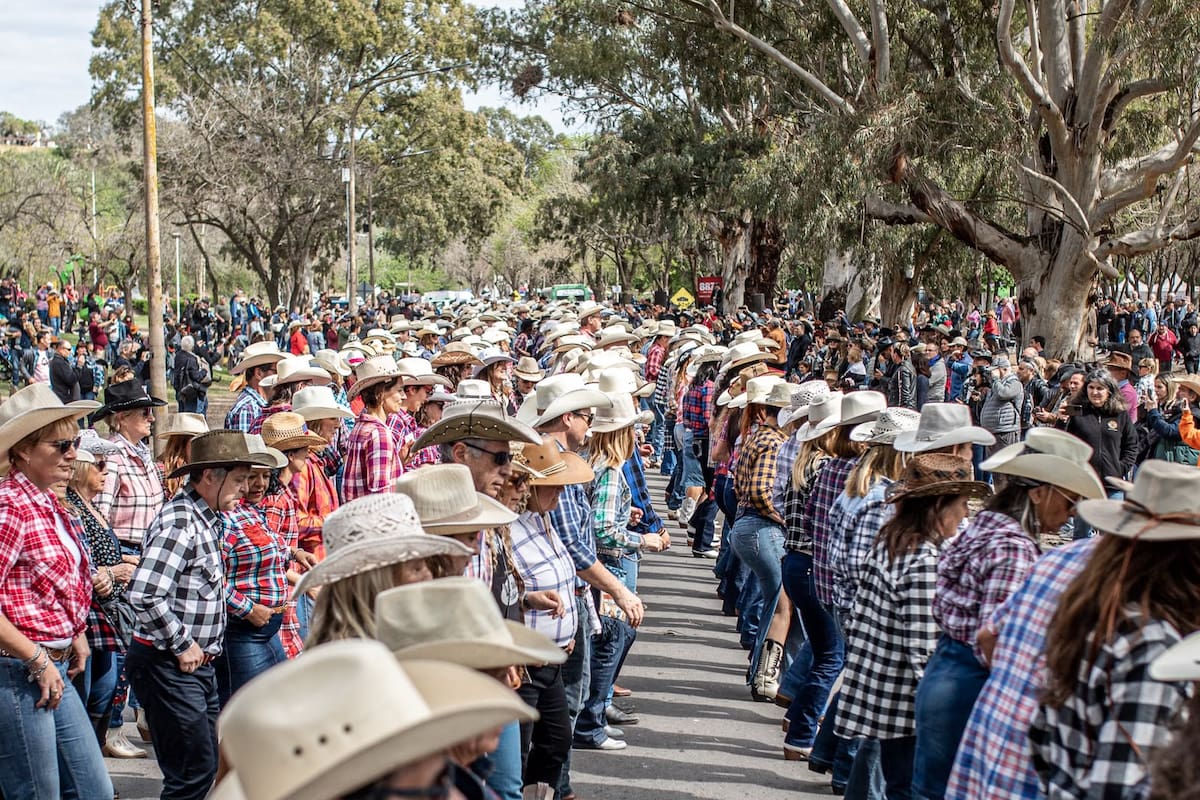 Los bailarines del Line Dance Club en un festival de música country