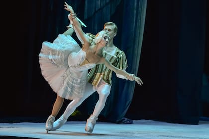 Los bailarines ingresan a la escuela de la compañía a los 13 años y egresan a los 18