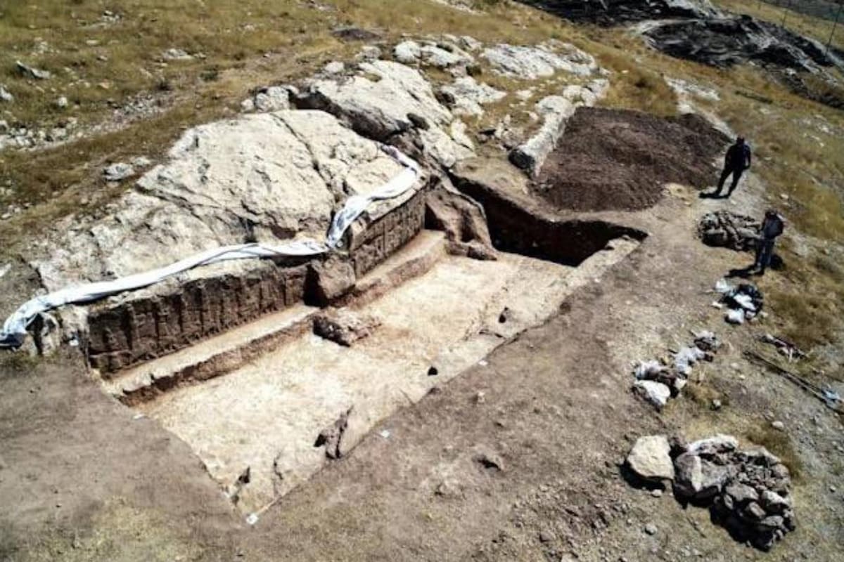 Los bajorrelieves con imágenes de reyes y dioses asirios de hace 2700 años fueron hallados en un canal de riego en el norte de Irak