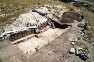 Los bajorrelieves con imágenes de reyes y dioses asirios de hace 2700 años fueron hallados en un canal de riego en el norte de Irak