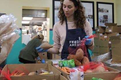 Los bancos de alimentos brindan asistencia en el estado de Illinois para las personas que más lo necesitan (Instagram/@feedingamerica)