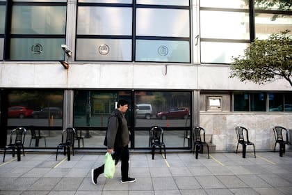 Los bancos de la ciudad abrieron sus puertas para seguir pagando a juvilados.
Mar del Plata 4 de Abril 2020.
Foto: Mauro V. Rizzi
