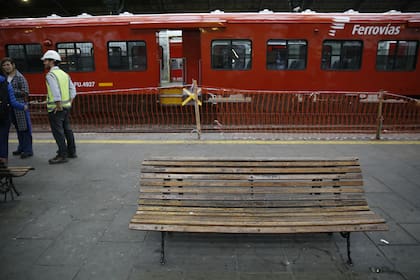 Los bancos en mal estado de los andenes, único lugar posible para sentarse. En los andenes no hay cartelería que indique adónde se dirigen los trenes.
