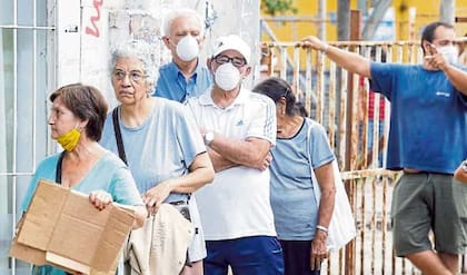 Ayer hubo largas filas y aglomeraciones en los bancos