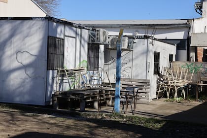 Los bancos y sillas acumulados junto a los módulos forman parte del paisaje de la Escuela Secundaria N°176; las familias denuncian falta de espacio y problemas de infraestructura