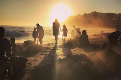 Los bañistas disfrutan de un verano casi libre de coronavirus en Hot Water Beach, Nueva Zelanda
