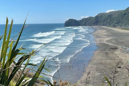 Los bañistas disfrutan de un verano casi libre de coronavirus en Piha Beach, Nueva Zelanda