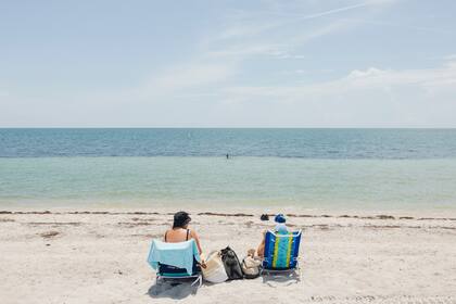 Los bañistas en la playa de Key Biscayne, Florida, el 18 de julio de 2023.
