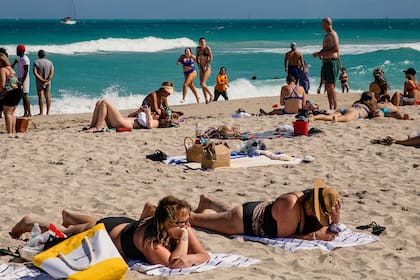 Los bañistas en Miami Beach, Florida, el 7 de marzo de 2021