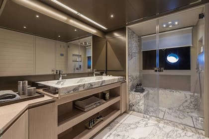 Los baños principales están revestidos en mármol y en los astilleros Ferretti se customizan a gusto de los compradores.