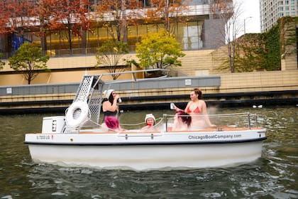 Los barcos cuentan con hieleras, portavasos flotantes, funda impermeable para teléfono y un altavoz Bluetooth (ChicagoBoatCompany)