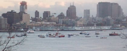 Los barcos de rescate rodean la cola del avión hundido