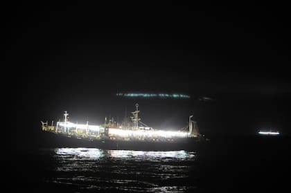 Los barcos que pescan calamar utilizan lámparas de luz incandescente para atraer a los moluscos.