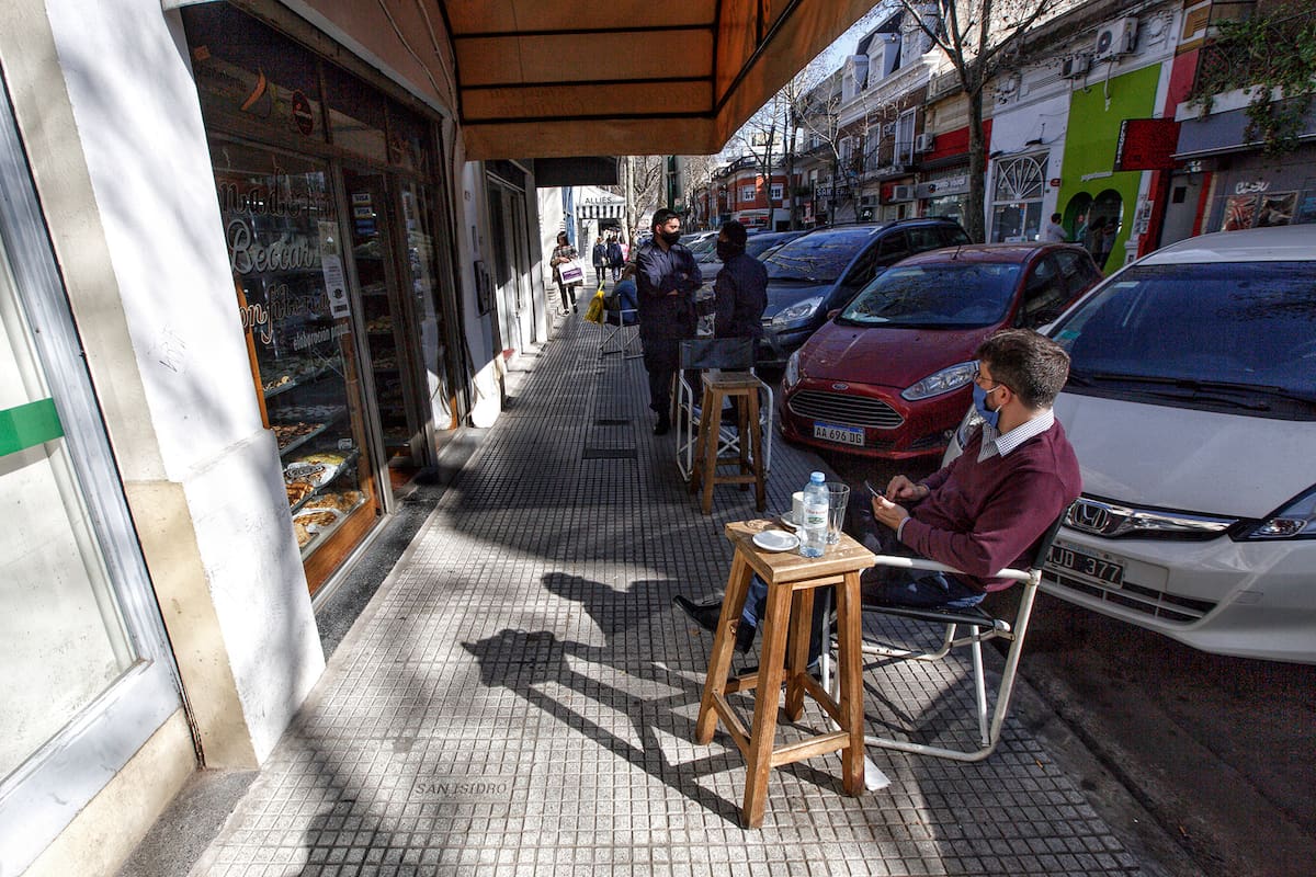 Los bares de San Isidro ponen sillas en las veredas