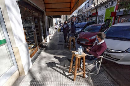 Los bares de San Isidro ponen sillas en las veredas