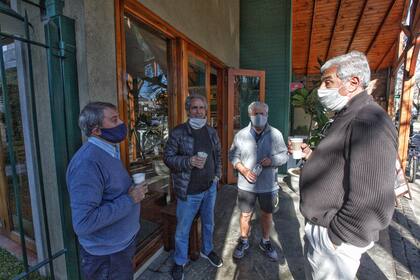 Los bares de San Isidro ponen sillas en las veredas