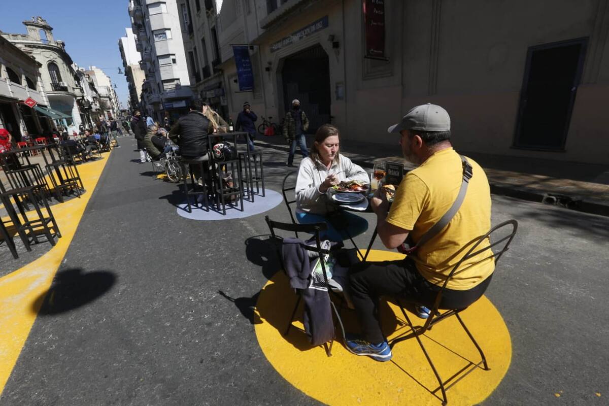 Los bares y restaurantes con mesas en la calle en el barrio de San Telmo