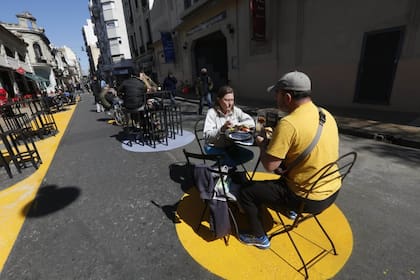 En el Casco Histórico de San Telmo debutaron las zonas peatonales para favorecer a la actividad gastronómica al aire libre