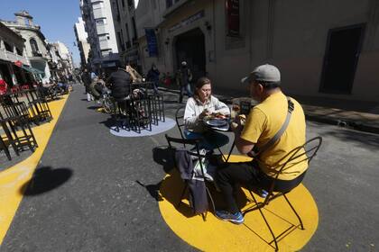 Los bares y restaurantes con servicio en la calle en el barrio de San Telmo. Los círculos demarcan dónde debe colocarse la mesa