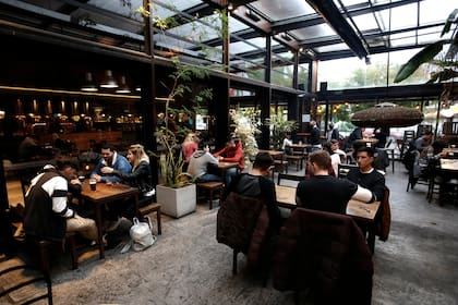 Los bares y restaurantes de Mar del Plata abren en medio de un temporal y brote de casos