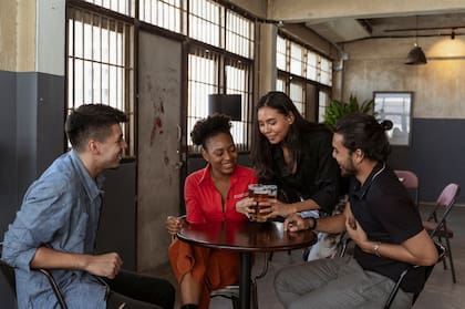 Los bares y restaurantes en Nueva York podrán abrir hasta las 4.00 hs