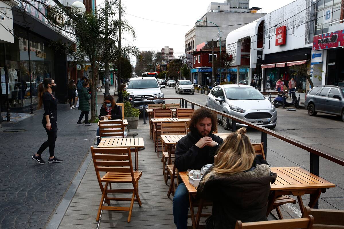 Los bares ya no podrán servir a sus clientes en las mesas
